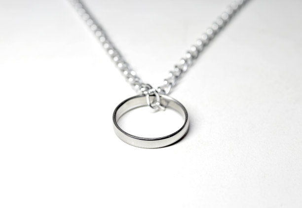 银环挂在链子上。在白色背景上隔离图片下载