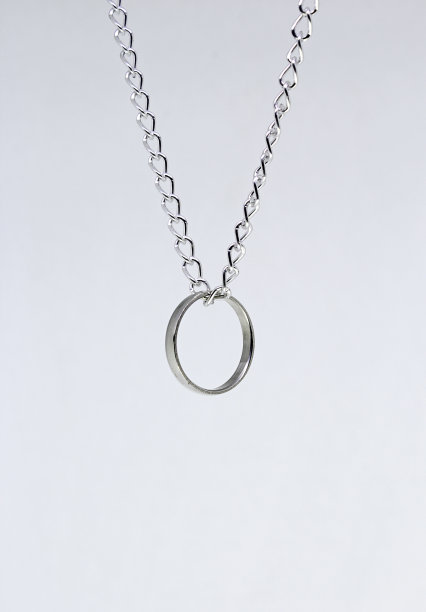 银环挂在链子上。在白色背景上隔离图片下载