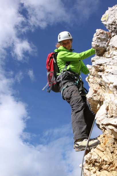 奥地利蒂罗尔，途经费雷塔的弗里德伯格号上的女子图片下载