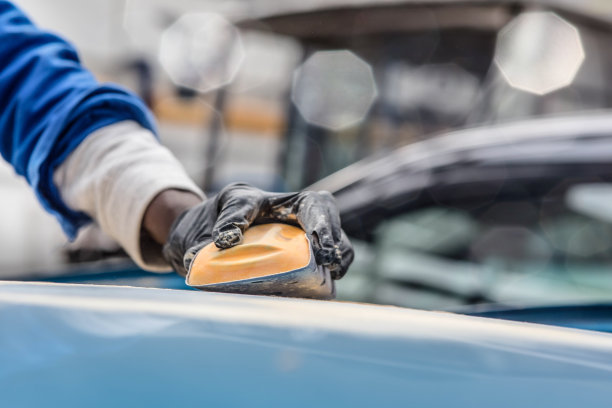 年轻的车身工人图片下载