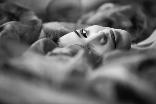 一张可爱女孩的黑白照片。图片下载