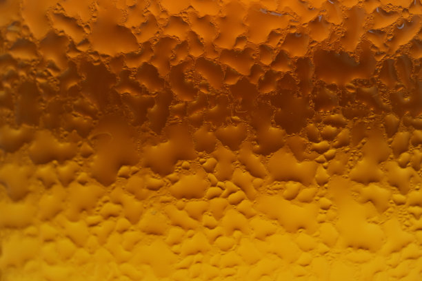 凝结在琥珀色和金色渐变的玻璃瓶上为纹理背景图片下载