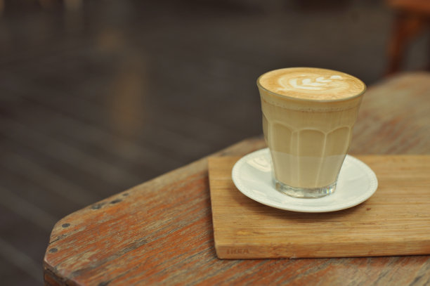 咖啡桌上的咖啡杯-复古风格效果图图片下载