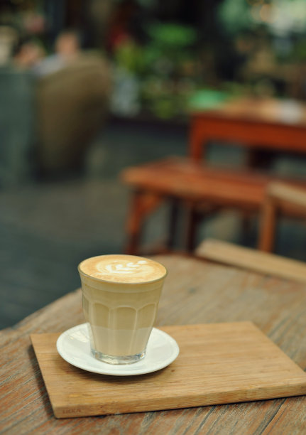 咖啡桌上的咖啡杯-复古风格效果图图片下载