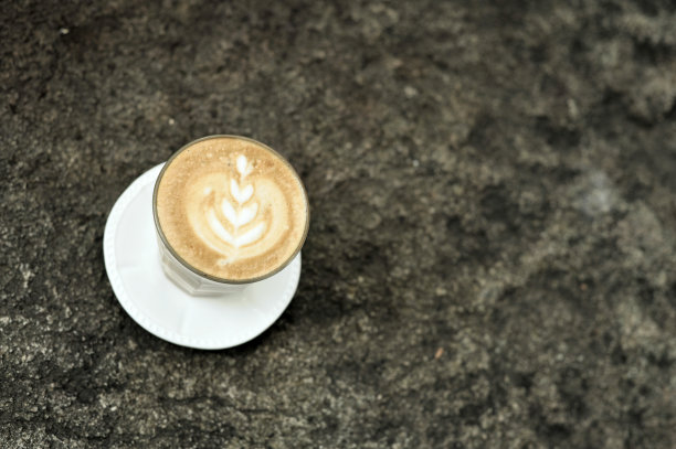 咖啡桌上的咖啡杯-复古风格效果图图片下载