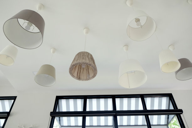 一组具有复古风格的悬挂灯灯装饰。——图片图片下载