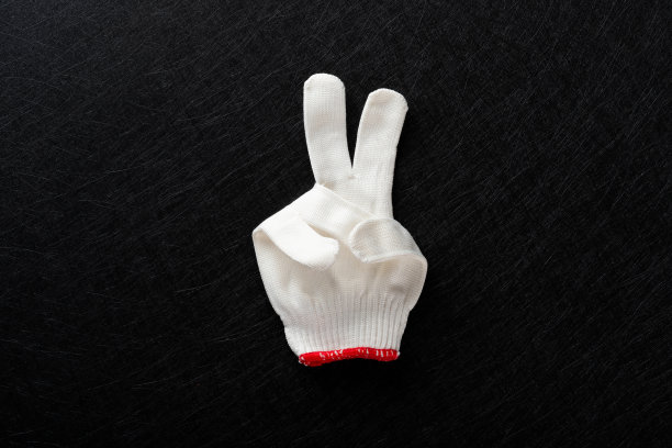 手套黑色背景上有胜利标志图片下载
