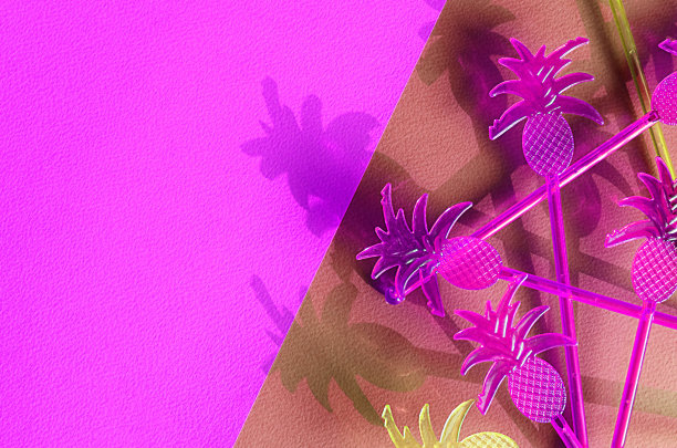 塑料棒上有彩色的背景、阴影、硬光、色调。选择性聚焦，俯视图。图片下载