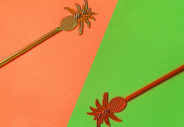 塑料棒上的彩色背景，阴影，色调。选择性聚焦，俯视图。图片下载