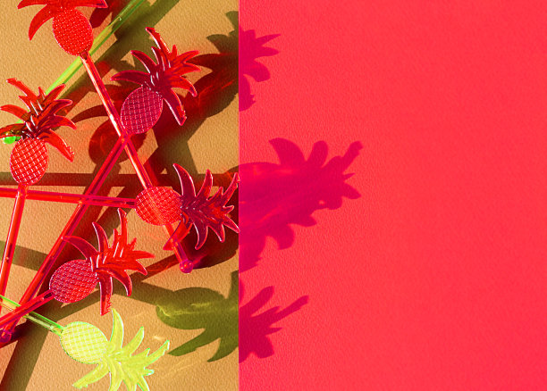 塑料棒上有彩色的背景、阴影、硬光、色调。选择性聚焦，俯视图。图片下载