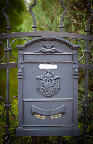 在街上的一个邮箱里图片下载