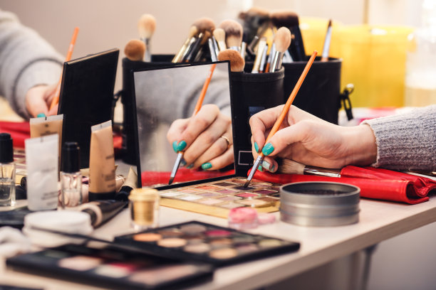 化妆的过程。化妆师使用眼影刷。图片下载