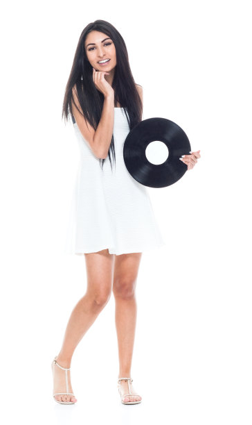 美丽的拉丁美洲女性穿着白色的裙子保持着一个记录图片下载