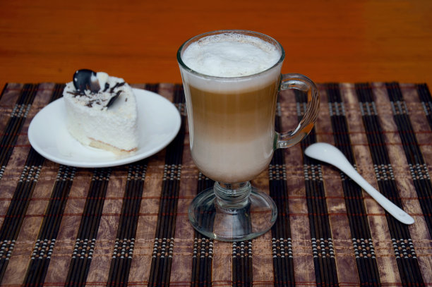 喝咖啡加牛奶和蛋糕在碟子里图片下载