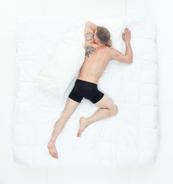 有魅力的男人在床上穿着内衣，上面的观点图片下载