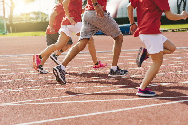 在跑道上跑步者的脚的低截面视图图片下载