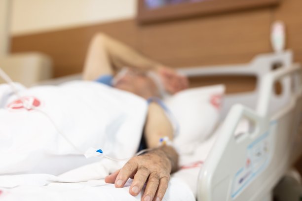 老人躺在病床上图片下载