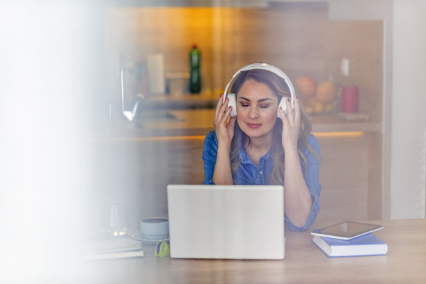 她在家是怎么做事的图片下载