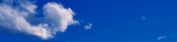 蓝天映衬着白云。全景图片下载