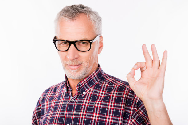 戴着眼镜的灰白老人示意没问题图片下载