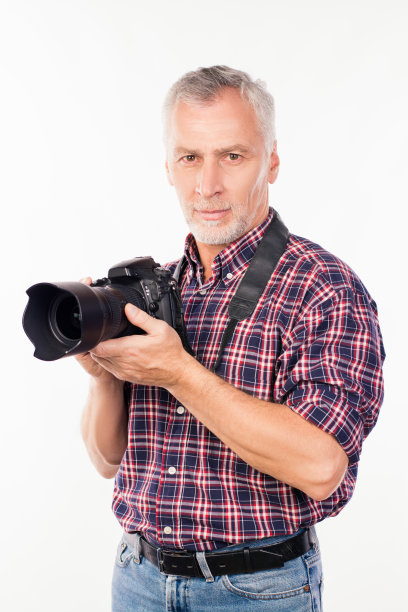 英俊自信的老摄影师正在拍一张照片图片下载