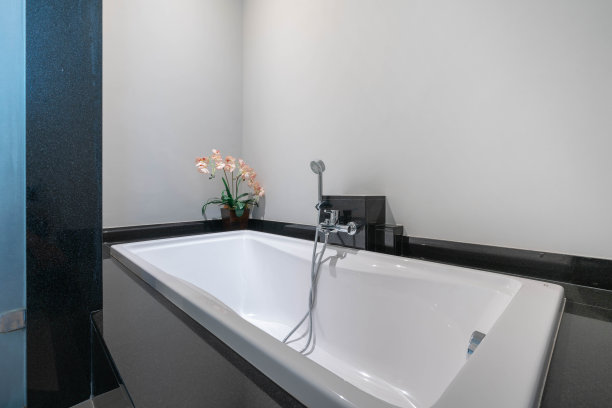 美丽的内部真正的白色浴室设有浴缸图片下载