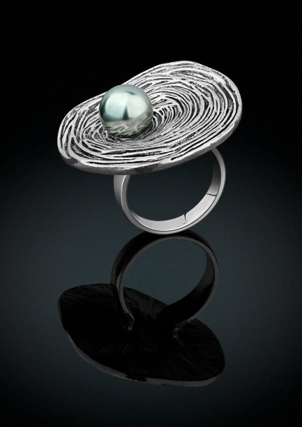 珠宝戒指与珍珠隔离在黑色图片下载