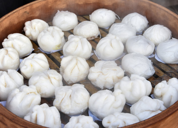 食物蒸饺在竹锅煮和热的中国东西包图片下载