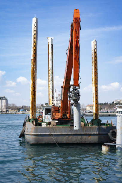 施工用于海洋工程，这张照片用于施工码头和码头，施工钢管桩用于打桩驳船。图片下载