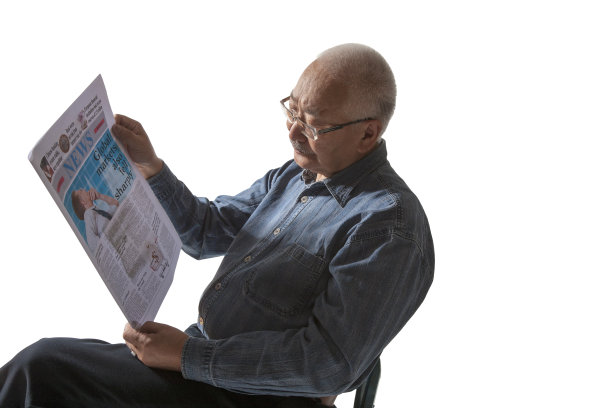 一位老人正在看报纸图片下载