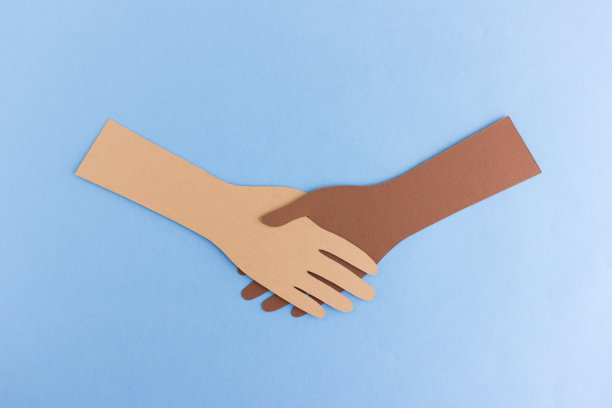 象征多民族的握手与纸臂图片下载