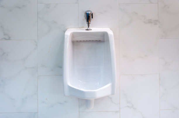 男厕所里的白色小便池图片下载