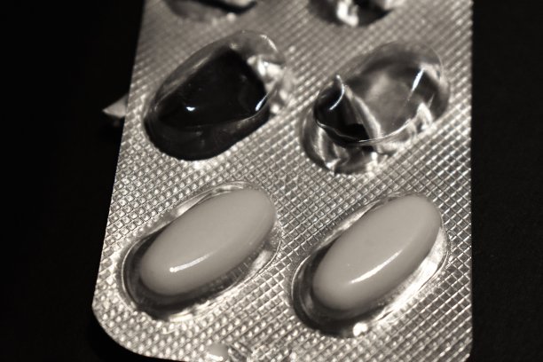 半排药片铝箔纸上的两颗药丸图片下载