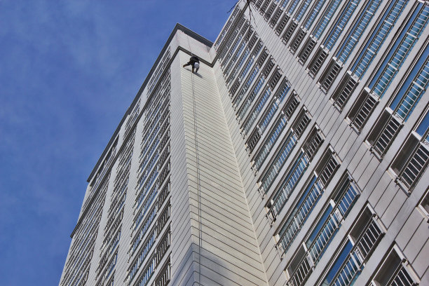 高工人粉刷公寓外墙图片下载