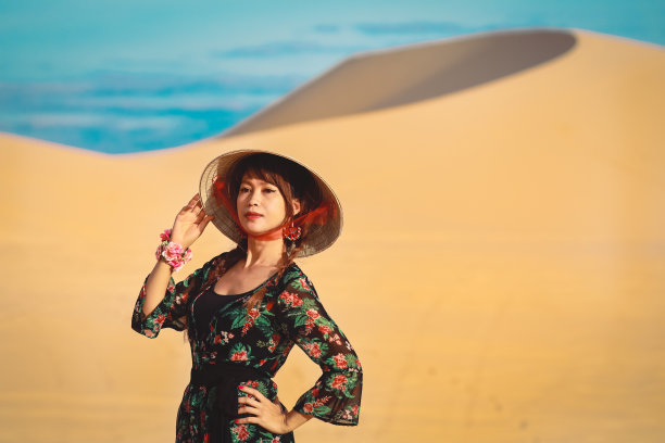 亚洲女人享受她的假期在梅内的白色沙丘图片下载