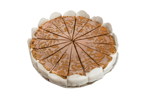 纯素黑巧克力蛋糕，白色背景上有糖果和坚果图片下载