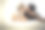 白种情侣在卧室床上的床单下接吻——恋爱中的年轻人亲密的生活方式——浪漫的情人节概念图片，吸引人的男人和女人图片下载