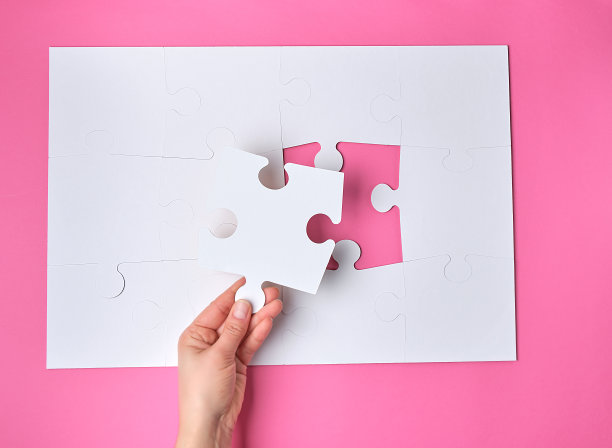 女手放白色大拼图图片下载