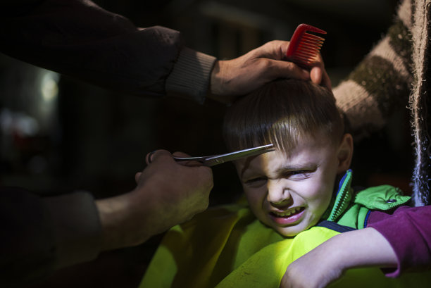 4岁男孩理发图片下载