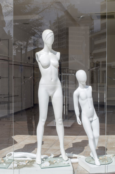 关门破产的服装店里的模特图片下载