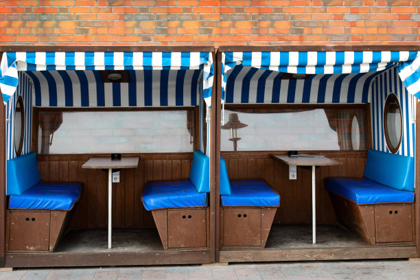 有蓝白遮阳篷的长椅图片下载