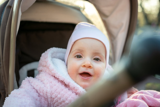 婴儿车里的小女孩图片下载