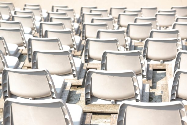 空旷的白色体育场在阳光下排着队图片下载