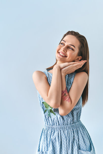 又高兴又惊讶的漂亮女人抬起头来图片下载