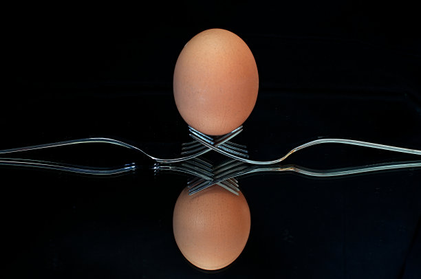 一个鸡蛋放在两把叉子上图片下载