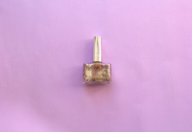 女性指甲油，玻璃瓶，粉红色背景。俯视图，平放图片下载