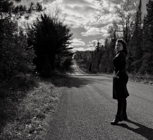 笔直的路，曲线的女人。图片下载