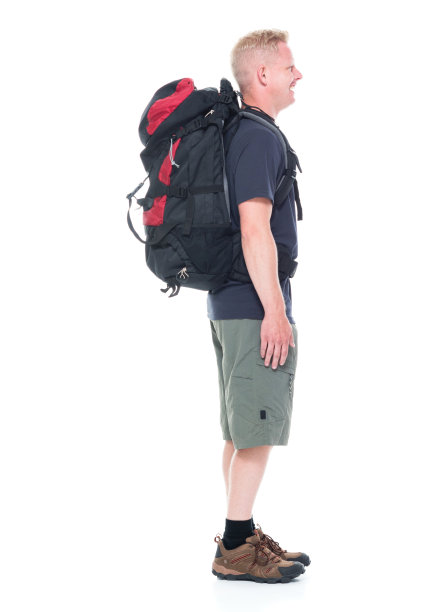 迷人的年轻男性徒步旅行者图片下载