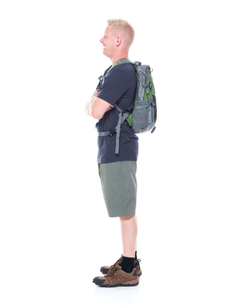 迷人的年轻男性徒步旅行者双臂交叉图片下载