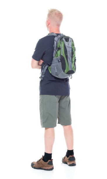 迷人的年轻男性徒步旅行者双臂交叉图片下载